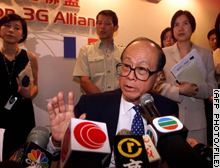 Li Ka-shing's Hutchison Whampoa is bidding jointly with Singapore's STT for Global Crossing