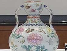 This vase from the Qing dynasty was sold for ten times the expected price.