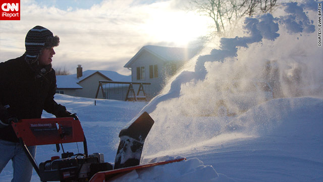 Snowstorm wreaks havoc, barrels east; Metrodome roof collapses - CNN.