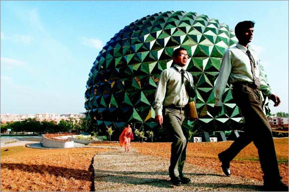 Students heading to class at the Infosys training center, Mysore, 2006, Lynsey Addario